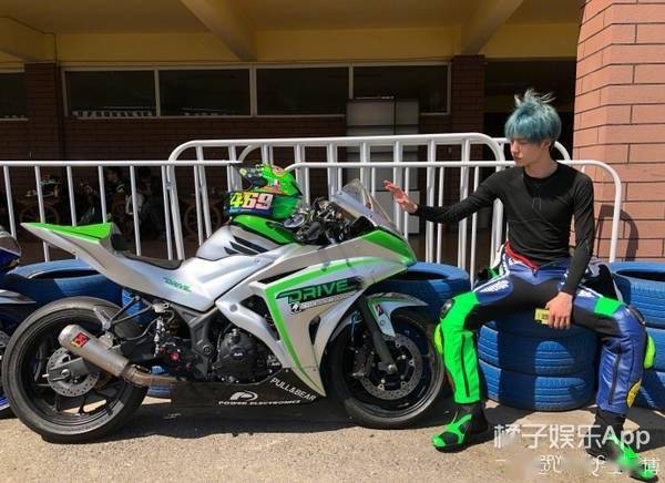 八卦爆料|原创瞧不起王一博？车手胡通明疑摔车铲人老手，队友欢呼发表辱女言论？