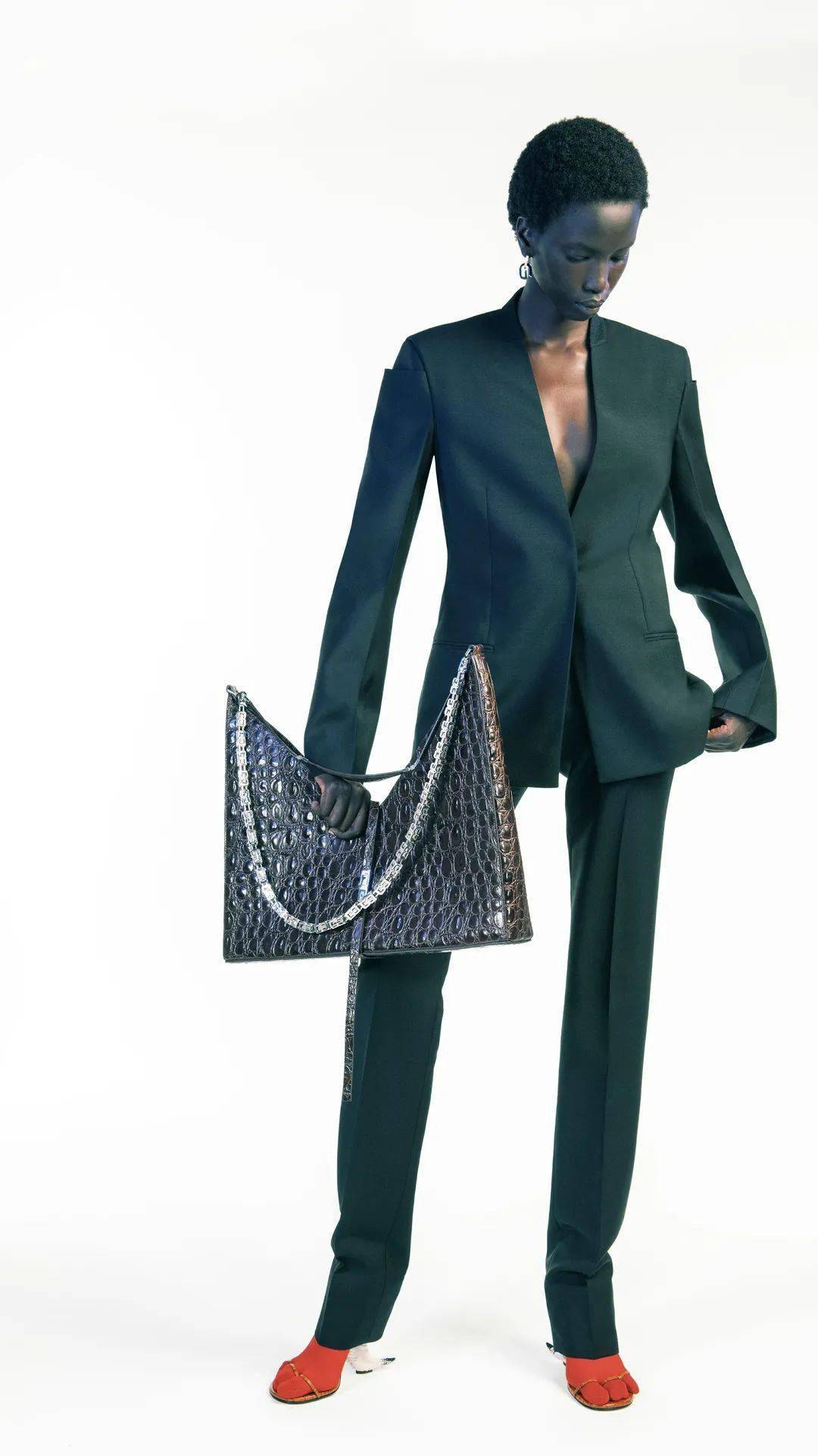 Waight|硬朗、精准、优雅又前卫，GIVENCHY换设计师后的首季度大赏！