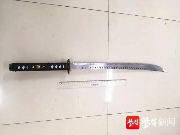 工作丢了小伙手持一米长砍刀讨说法民警两声断喝震落砍刀
