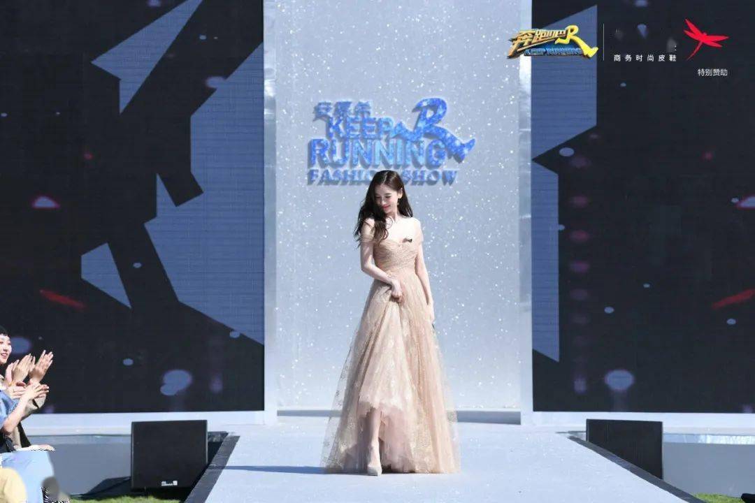 敲门砖|Angelababy进入太太圈的敲门砖，不会是红蜻蜓皮鞋吧？