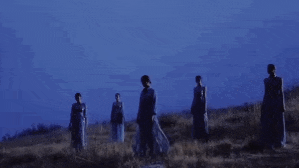 Saab|下凡历劫这么苦,为什么不打扮得再美一些呢?交织着华丽Elie Saab在斜阳下闪烁着光芒