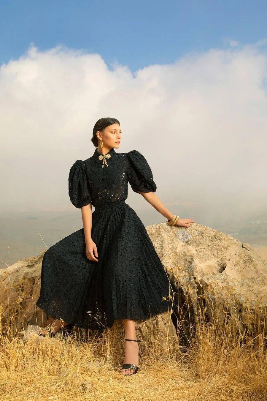 Saab|下凡历劫这么苦,为什么不打扮得再美一些呢?交织着华丽Elie Saab在斜阳下闪烁着光芒