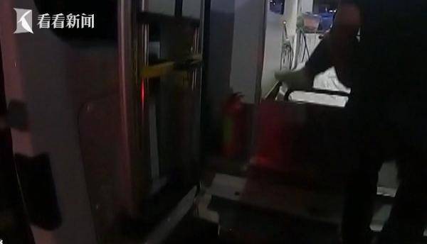孩子脑出血堵在高速 交警“怒吼”打开生命通道