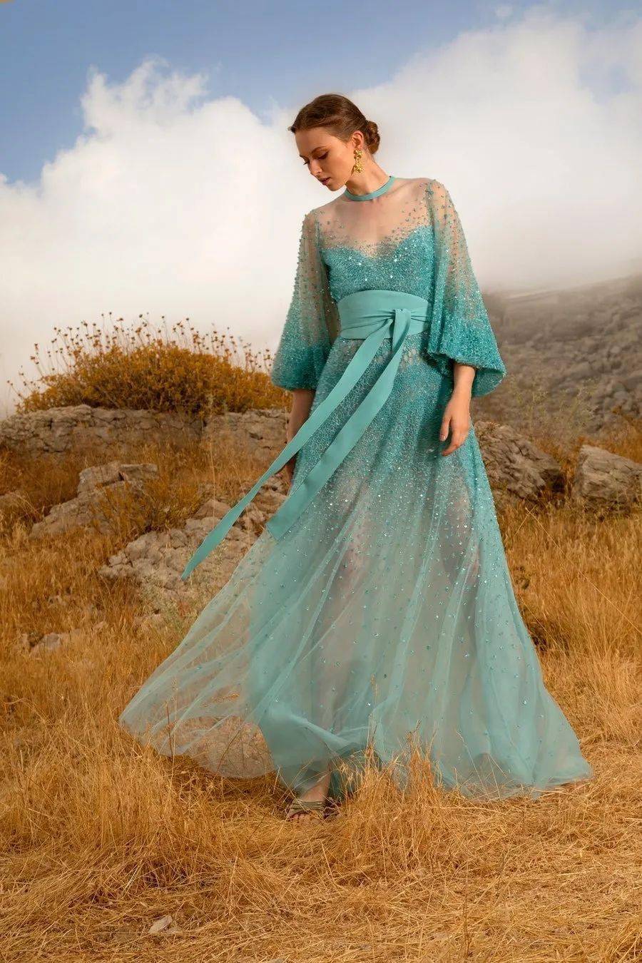 Saab|下凡历劫这么苦,为什么不打扮得再美一些呢?交织着华丽Elie Saab在斜阳下闪烁着光芒