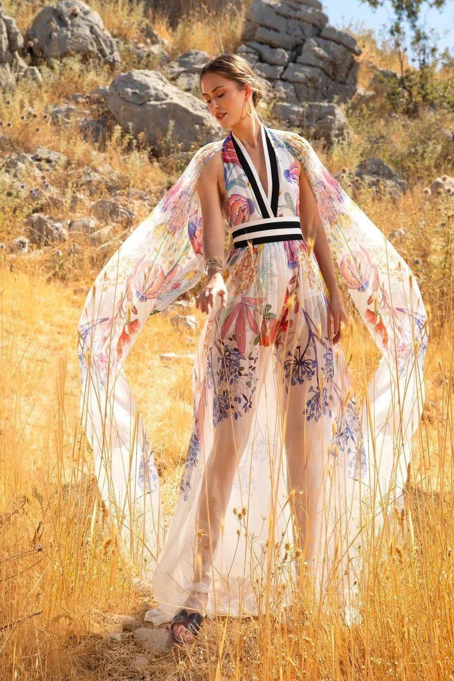 Saab|下凡历劫这么苦,为什么不打扮得再美一些呢?交织着华丽Elie Saab在斜阳下闪烁着光芒