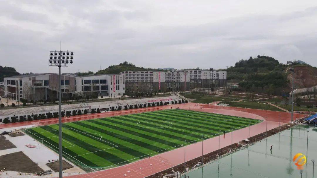 今天,阆中第一所大学正式开学!