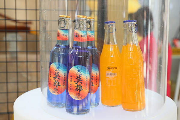 萌系|蓝色联名款汽水,萌系IP包装午餐肉……老字号可以很年轻