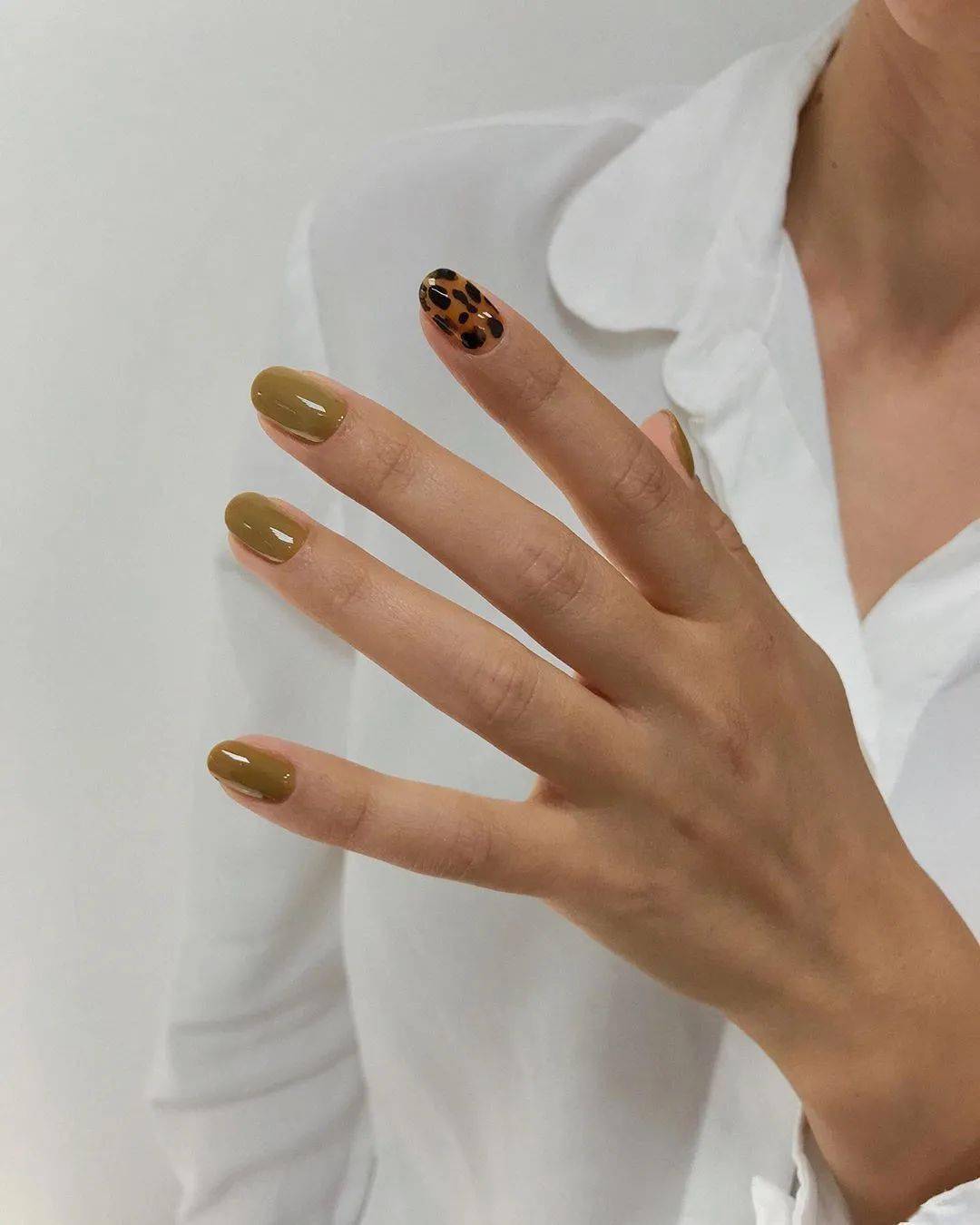 款式|赶紧存图！40款秋冬美甲，显白不挑人！