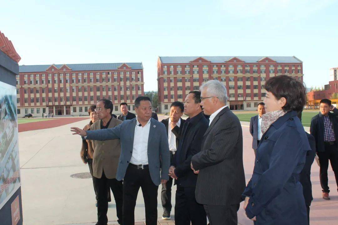 坚持教育优先发展乌兰浩特市委副书记市长王英杰一行深入我市中小学校