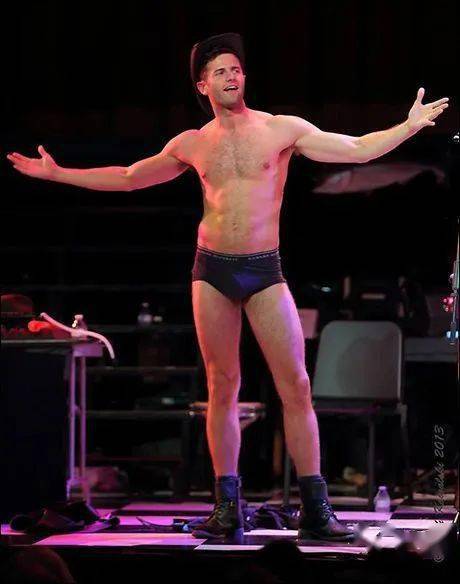 时尚|年度时尚美剧，我一天看完并爱上了全剧所有的男人！