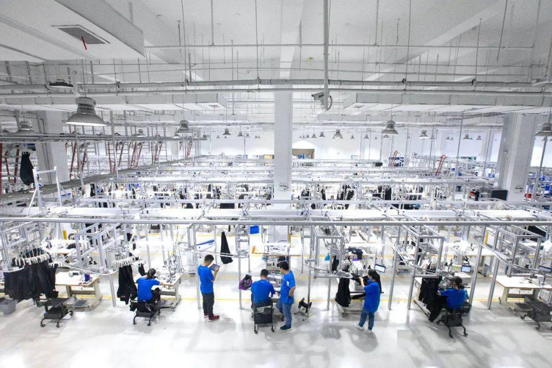 生活|布满银亮金属的工厂车间，亮起生日的烛光