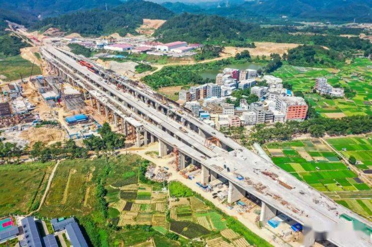 塘厦站站台轮廓初现赣深铁路仿佛一条巨龙,逢山开道,遇水架桥,由赣南