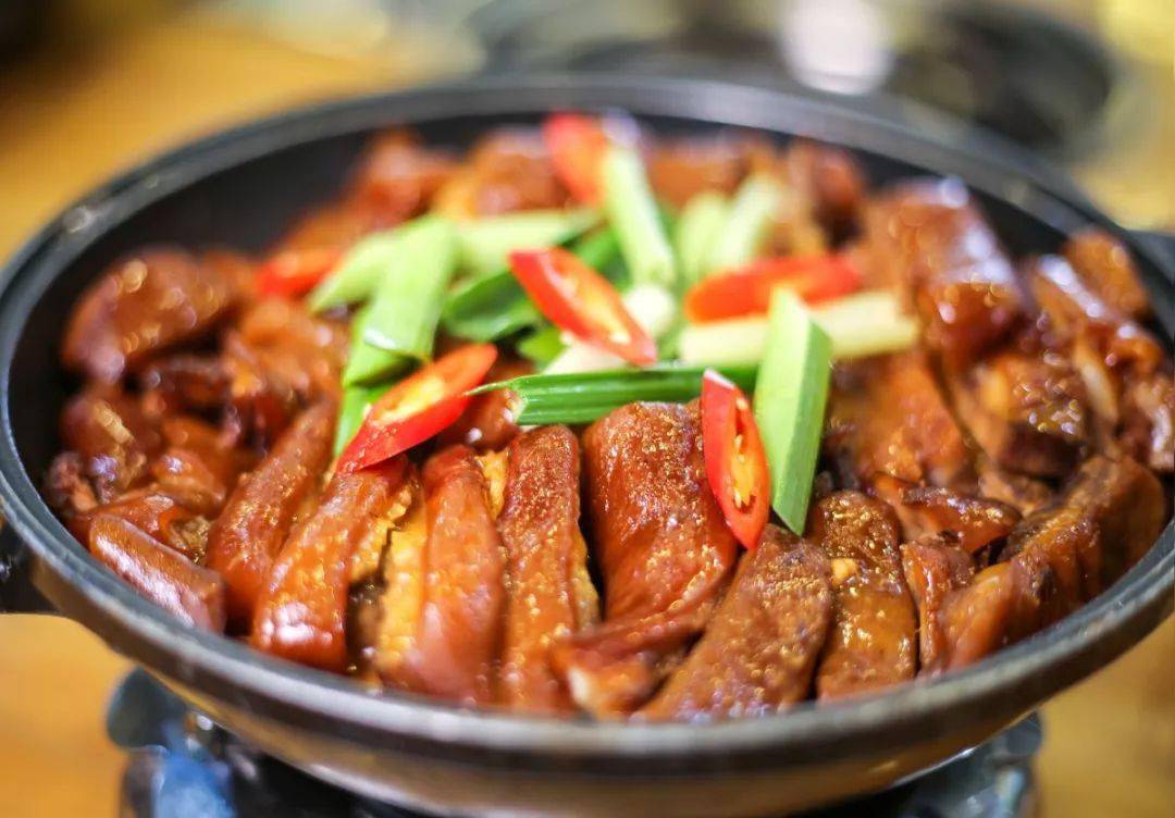 还有红萝卜,潮菜,马蹄等配菜 美容养颜,营养健康 脆皮羊肉煲 脆皮的