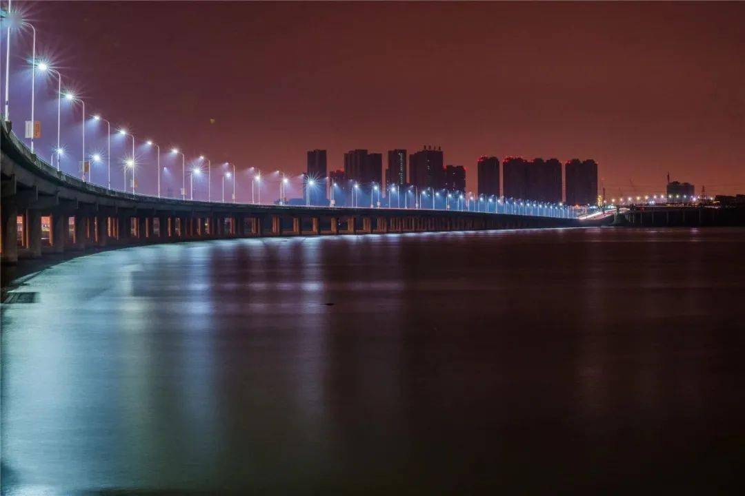 开发区跨海大桥夜景跨海大桥大连方向所连接的振连路滨海公路,修建了