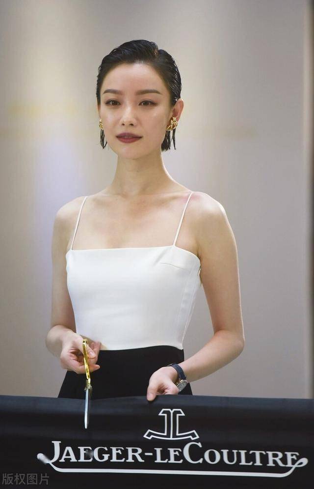 倪妮穿白色吊带礼服小秀香肩,搭黑色长裤优雅迷人