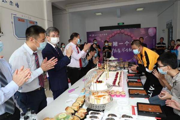 新生|暖心！高校自制一米长生日蛋糕给11名新生庆生