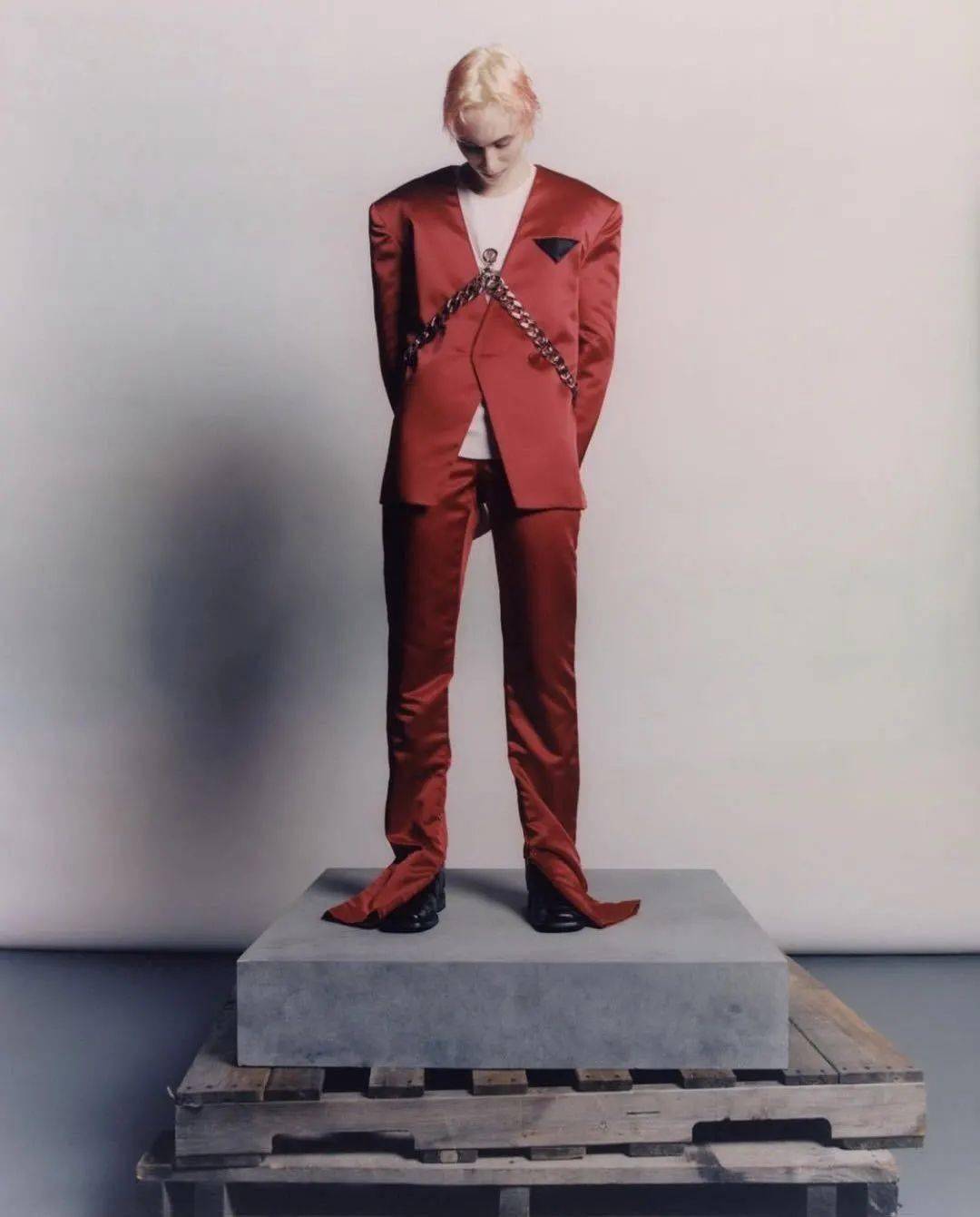 链条|易烊千玺被绑凳子上?时尚圈的链子有点厉害!