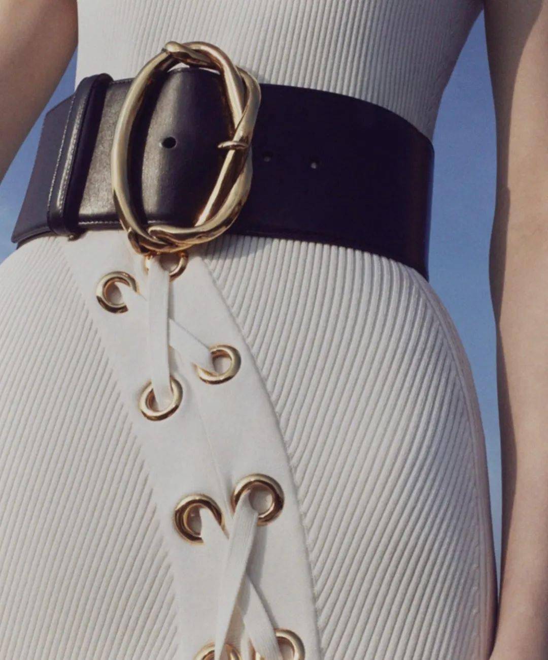 链条|易烊千玺被绑凳子上?时尚圈的链子有点厉害!