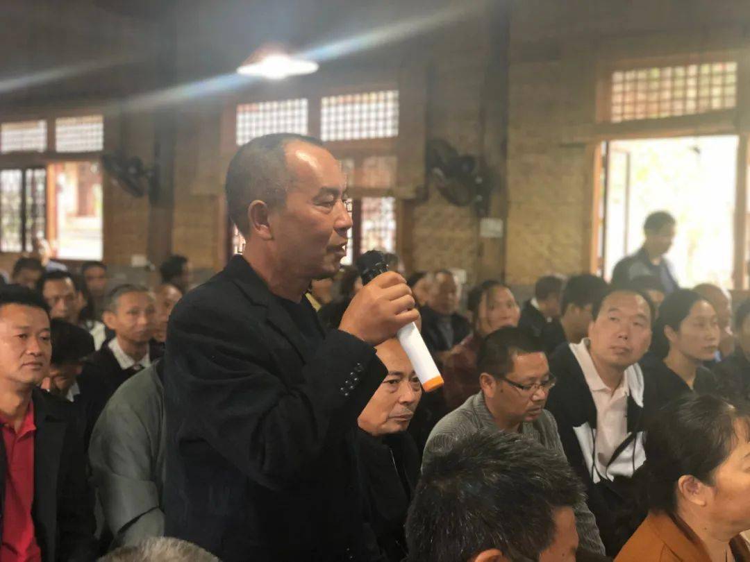 "今天,我们大家聚在一起开展"阳光问政"进乡村,有啥子需求没解决到位