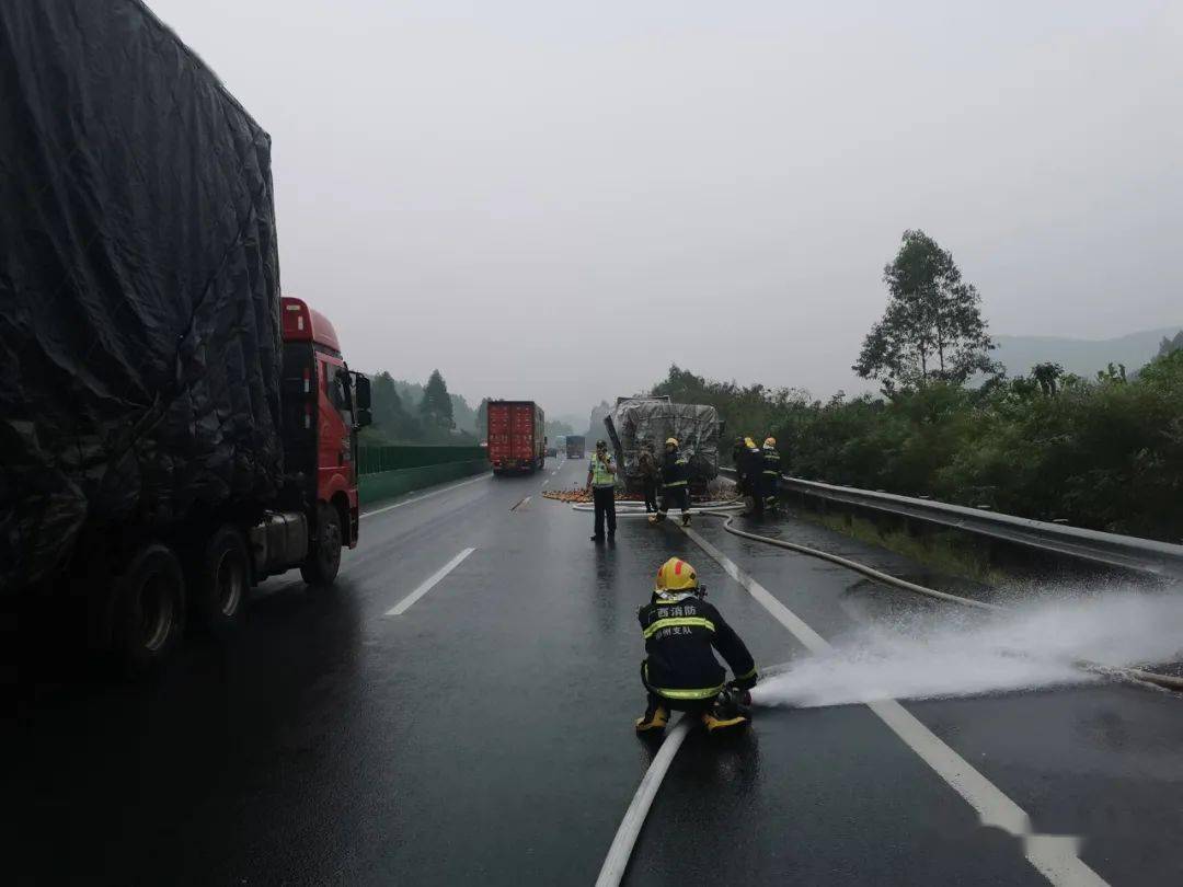 突发桂柳高速一大货车自燃广昆高速公路也因事故中断交通