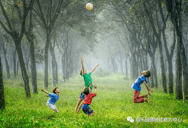 从自然环境和社会环境角度分析:为什么几乎所有的儿童