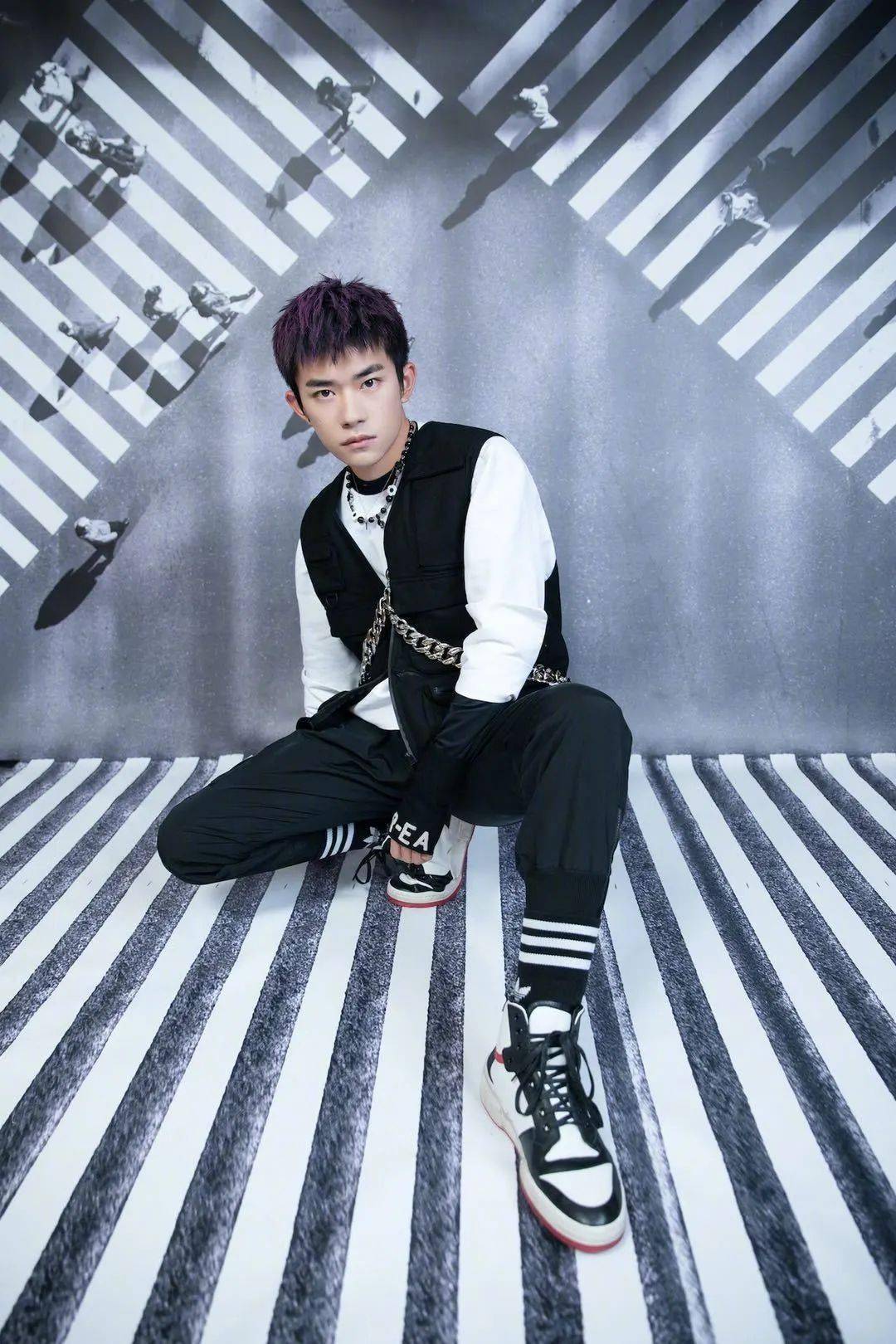 链条|易烊千玺被绑凳子上?时尚圈的链子有点厉害!