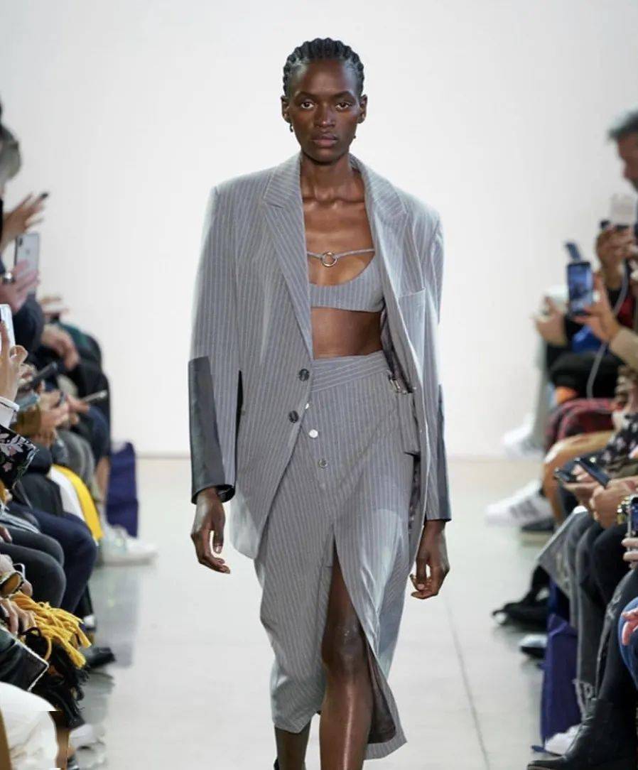 链条|易烊千玺被绑凳子上?时尚圈的链子有点厉害!