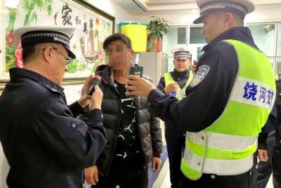 公安交警大队|醉驾男弃车逃跑 民警找上门他竟“自挂阳台”