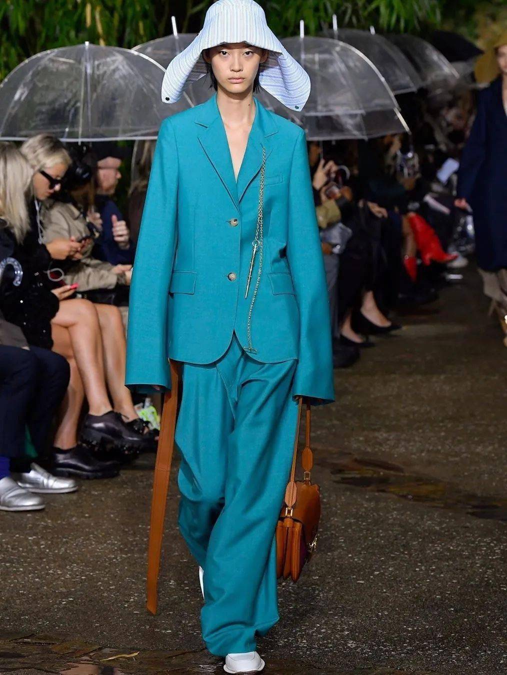 链条|易烊千玺被绑凳子上?时尚圈的链子有点厉害!