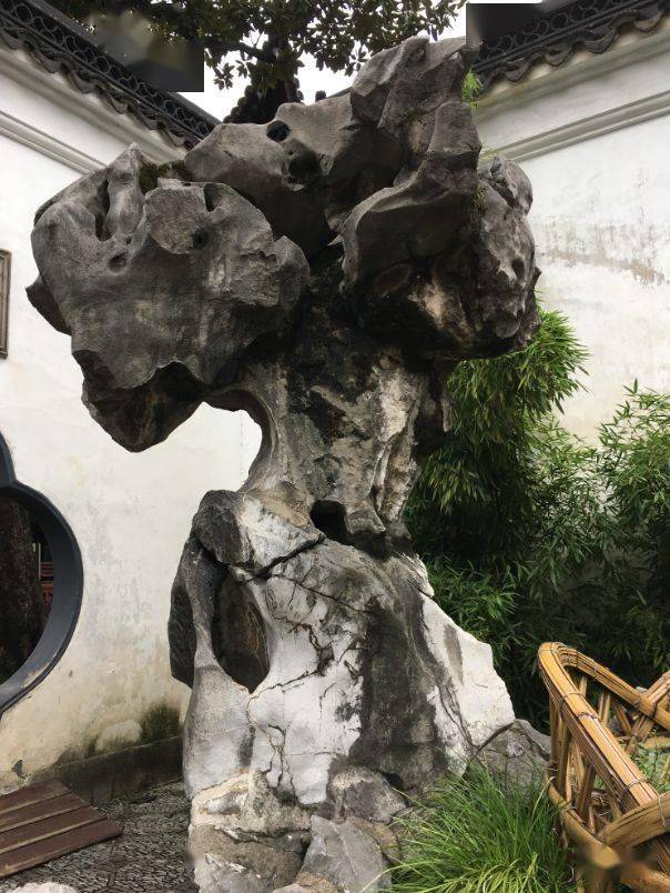 「凝煙」　天然石　太湖石　玲瓏石　鑑賞石　飾り石　中国美術　置物　水石　黑檀台座 凝煙」 天然石 太湖石 玲瓏石 鑑賞石 飾り石 中国美術 置物 水石 黑