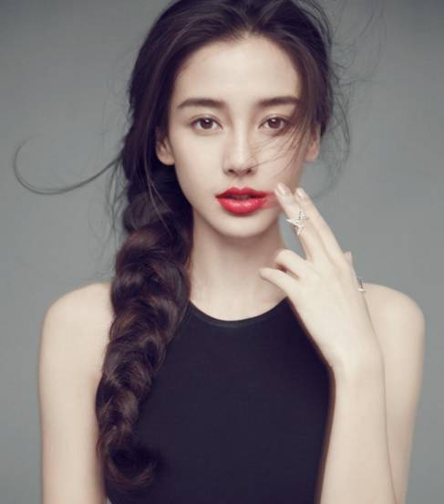 中分|女人留偏分发型,显得更漂亮!