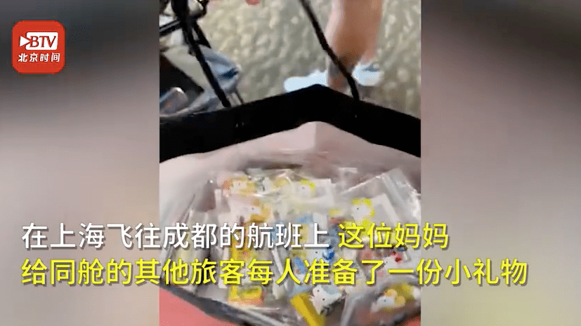 孩子|父母的一个举动超暖心！一岁孩子坐飞机