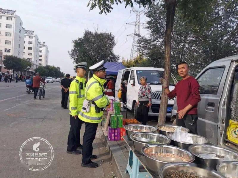 机动车,三轮车,摩托车随意停放,许多沿街商户也把商品摆在了道路上,有