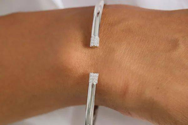 Mehta|Indira：致力于低价培育钻石珠宝