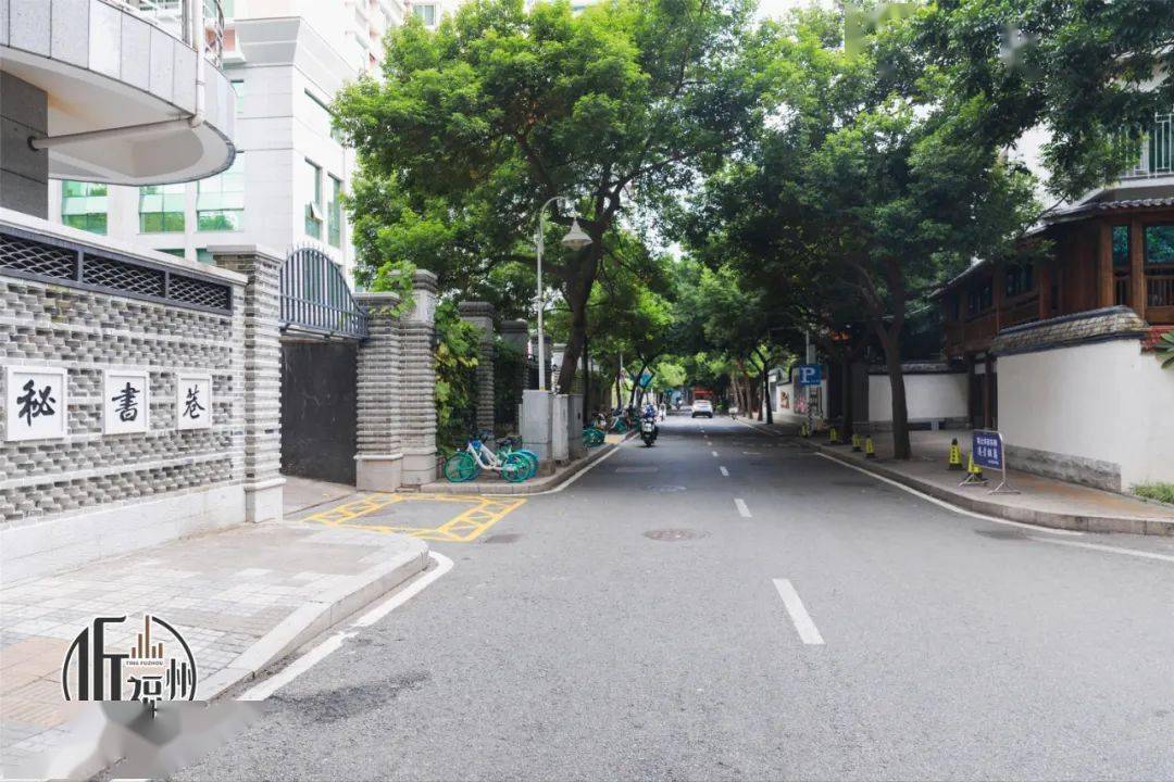 秘书巷地处鼓楼老城中心,东通温泉路,西邻琼东河,南临东大路,北倚