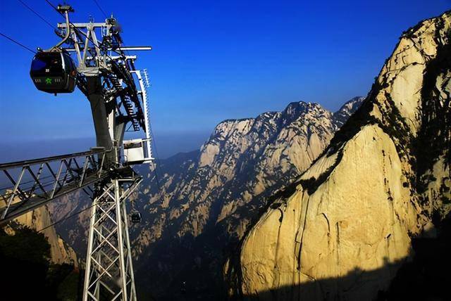 它以索道起家，打造了网红景区梵净山，今靠变