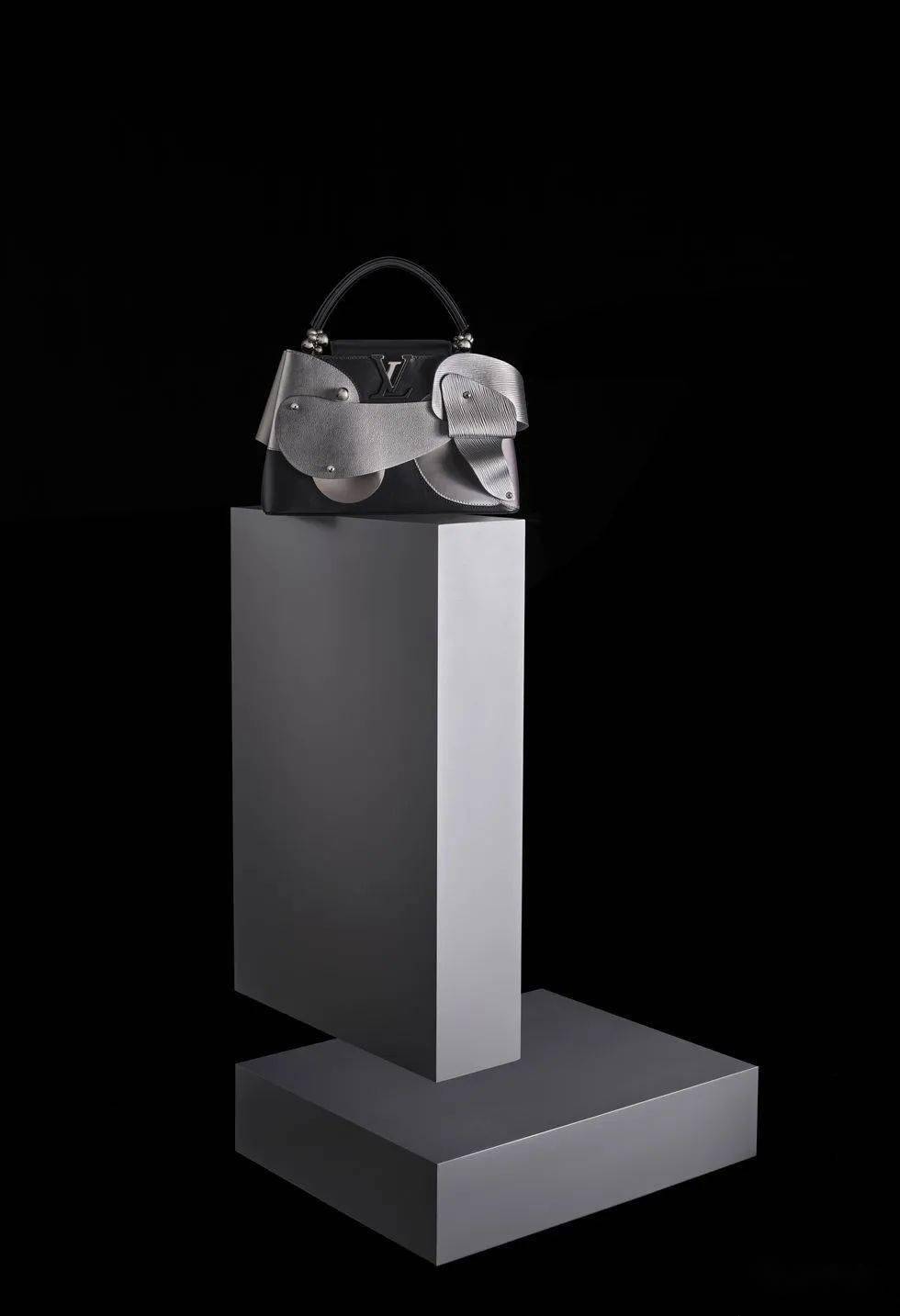 手袋|艺术升级丨LV 推出全球限量 200 只的 Arty Capucines 系列