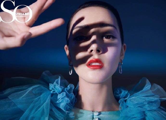 上线|斑驳光影交错 明艳动人的迪丽热巴上线