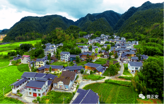 正安县谢坝乡脱贫后的乡村(梅凤娟 摄)▲正安县谢坝乡易地扶贫搬迁