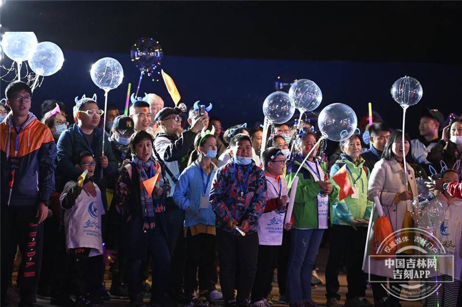 荧光|【吉镜头】“乘风破浪”荧光夜跑起跑 第五届长春市网友节正式启动