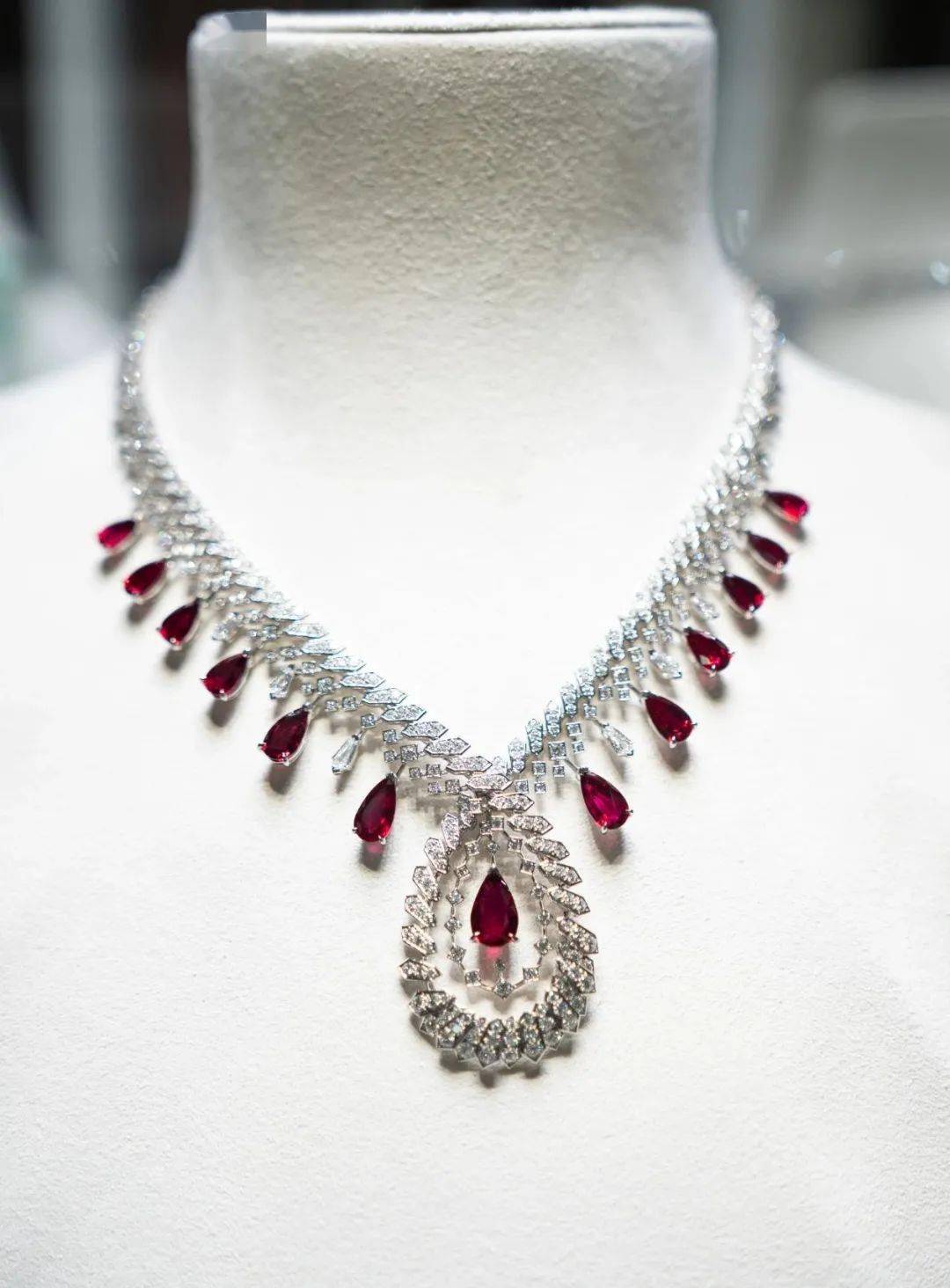 珠宝|看高级珠宝的心情，就像爱上金城武