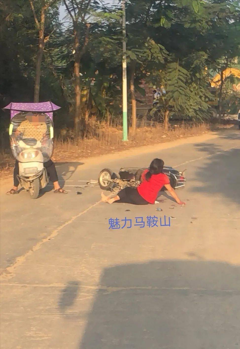 【车祸】今早!马鞍山农场一路段发生车祸,一妇女倒地流血