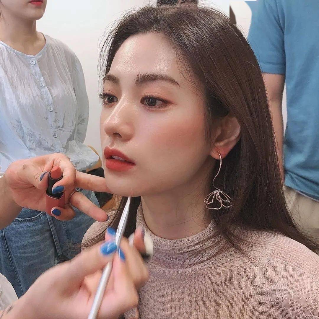 枫叶|被刷屏的“秋冬枫叶妆”可以学起来了！超超超显白，画完让你美上天！