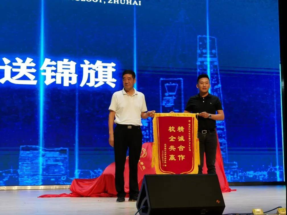 珠海|第一次！珠海高校首辆自主研发大学生方程式赛车落地！