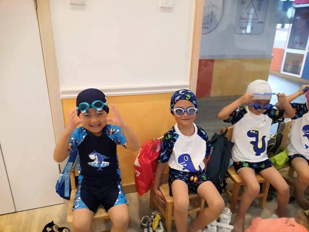 幼儿园小朋友学游泳视频 5efeb767a1a34b1983fb146617cb4928.jpeg