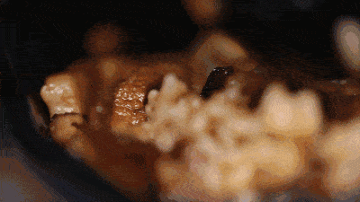 卤汁拌匀后,不能看到肥肉,让白米饭充分吸收了油和酱汁才吃,饭碗里