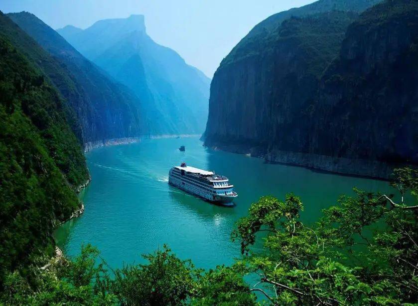 周六早餐后,乘船进入幽深秀丽的 【巫峡】,一路穿越巫山十二峰中的