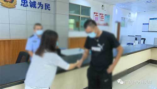 恒达官网驾校教练多次恶意别车还做出“挑逗”手势!称这是对女司机的“礼貌”(图9) 恒达官网驾校教练多次恶意别车还做出“挑逗”手势!称这是对女司机的“礼貌”(图9)