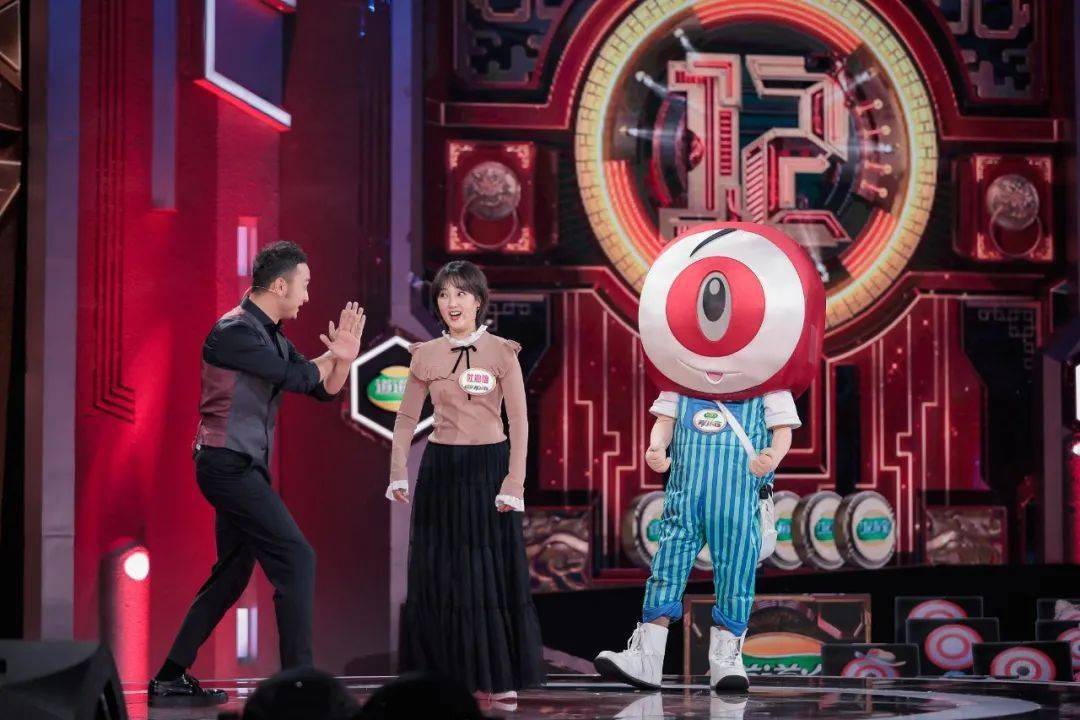 《开门大吉》的现场 猜歌也不忘为门后嘉宾 狂点鸳鸯谱,  跪地向老公