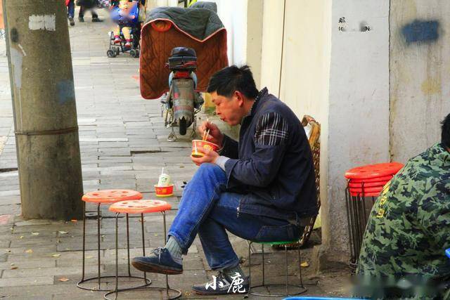 真正的路边摊城市最爱捧碗蹲路边吃饭美女也如此